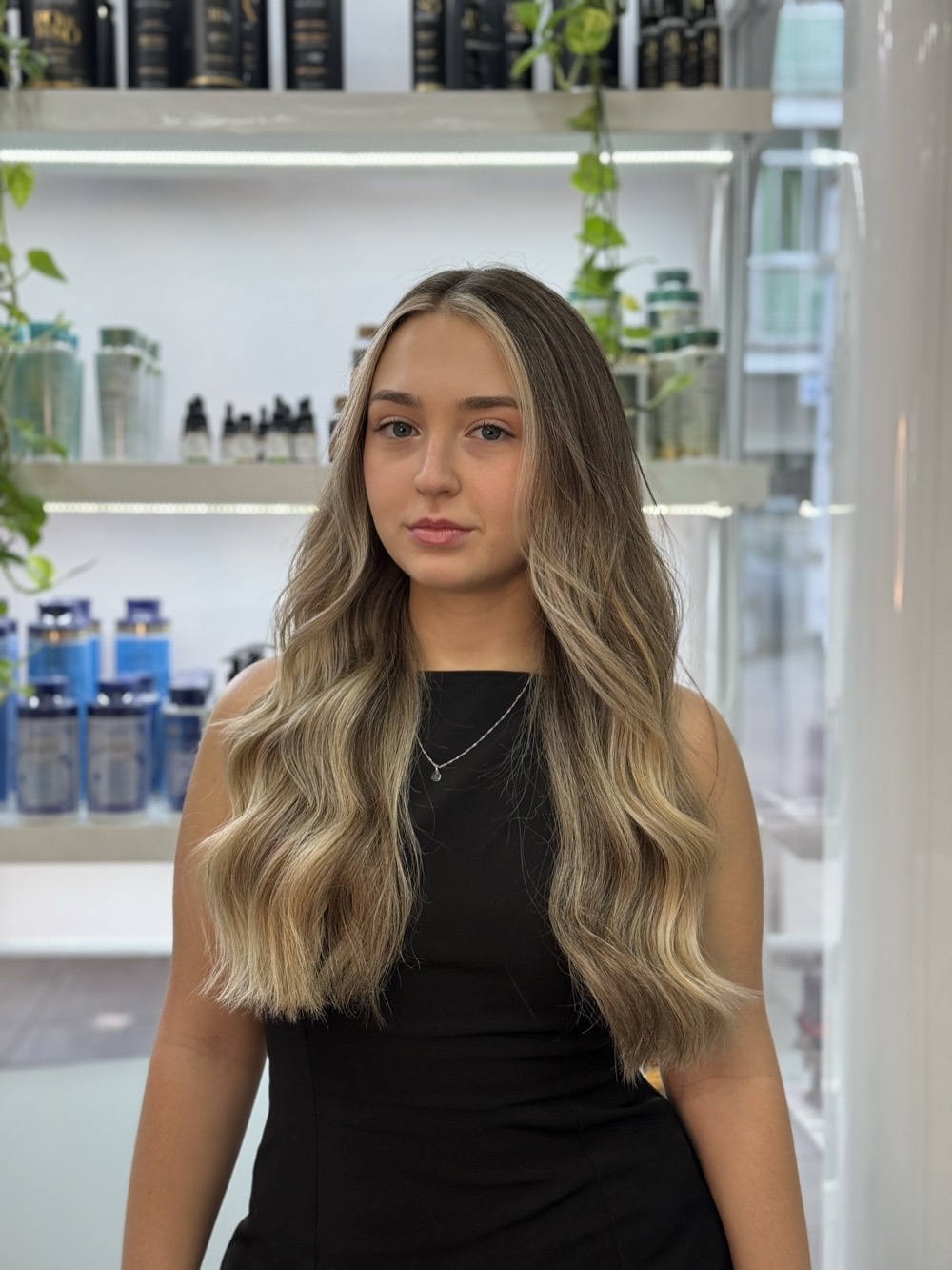 Mechas iluminadas de medios a puntas con raíz difuminada, vista frontal de pie