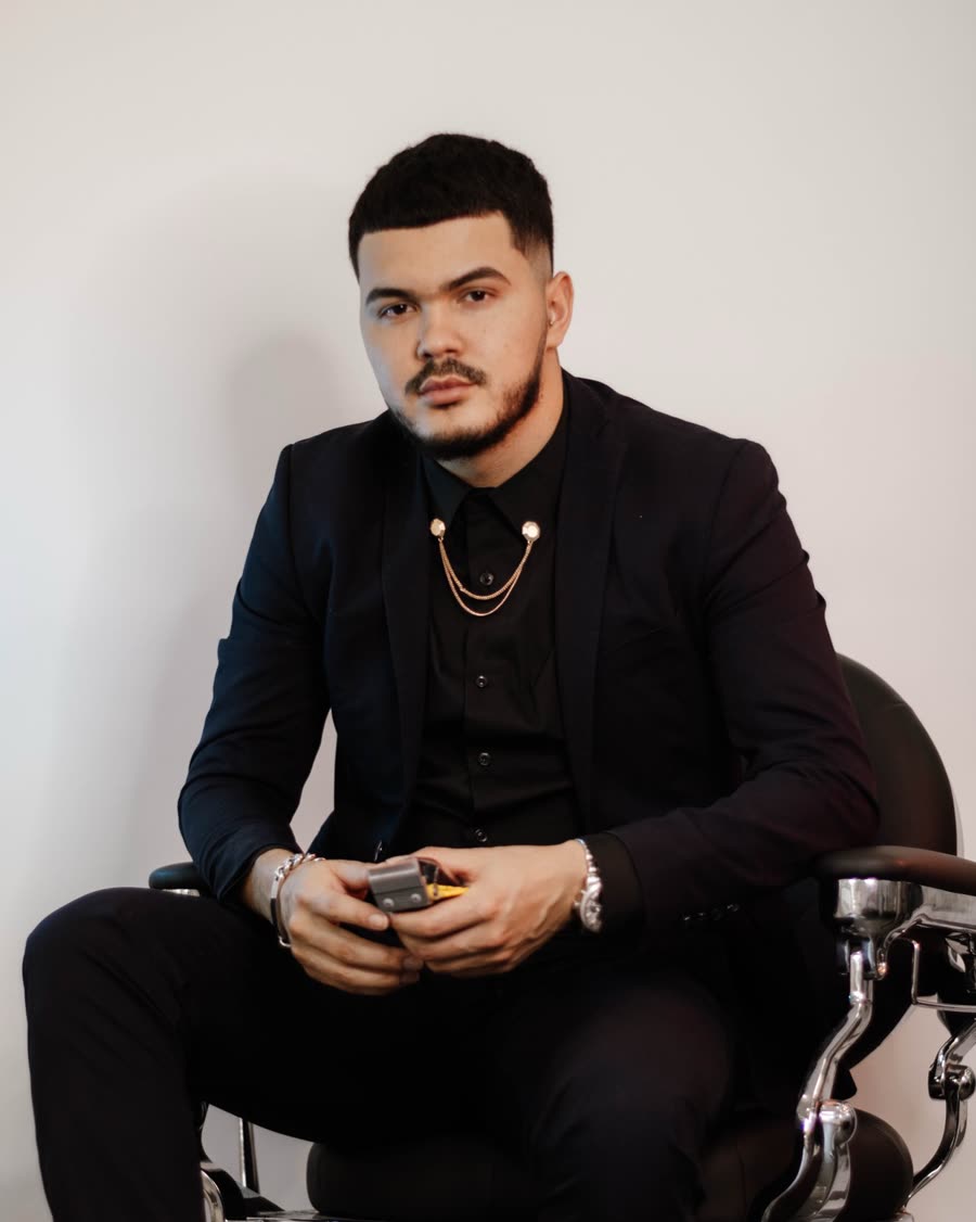 Jackson Soares, retrato de estudio con camisa negra