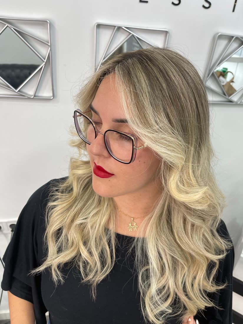 Rubio real de Jackson: balayage con raíz difuminada y puntas claras