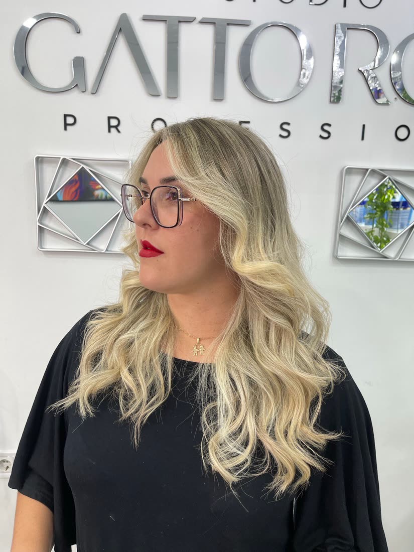 Rubio real de Jackson: melena con ondas y transición natural, vista de perfil